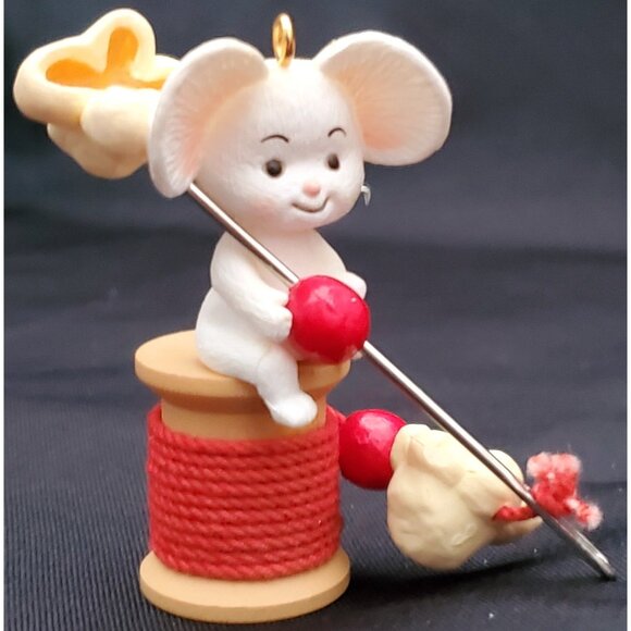 Hallmark POPCORN MOUSE Christmas Ornament Chris Mouse stringing cranberries 1986 - Picture 3 of 9